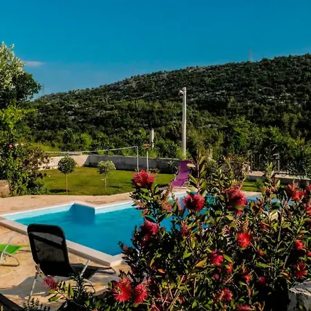 Three Bedroom With Private Pool Villa Tugare